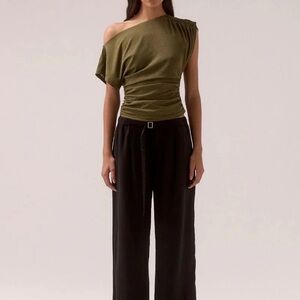 Sovere Rua Top. Elegant Olive Green One-Shoulder Blouse